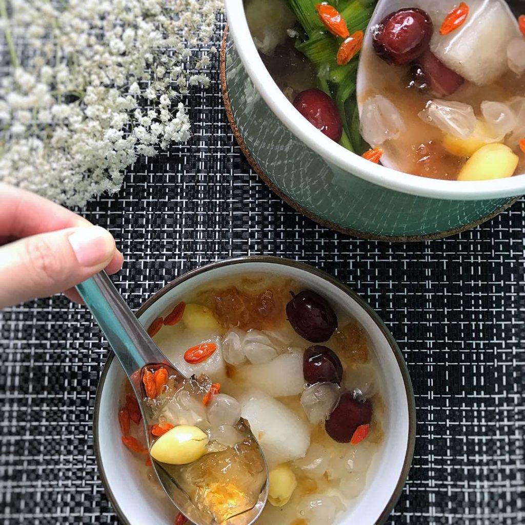 Made some nourishing beauty soup with peach gum 桃胶 and snow lotus seeds 雪莲子 together with ginkgo nuts and pear for tonight